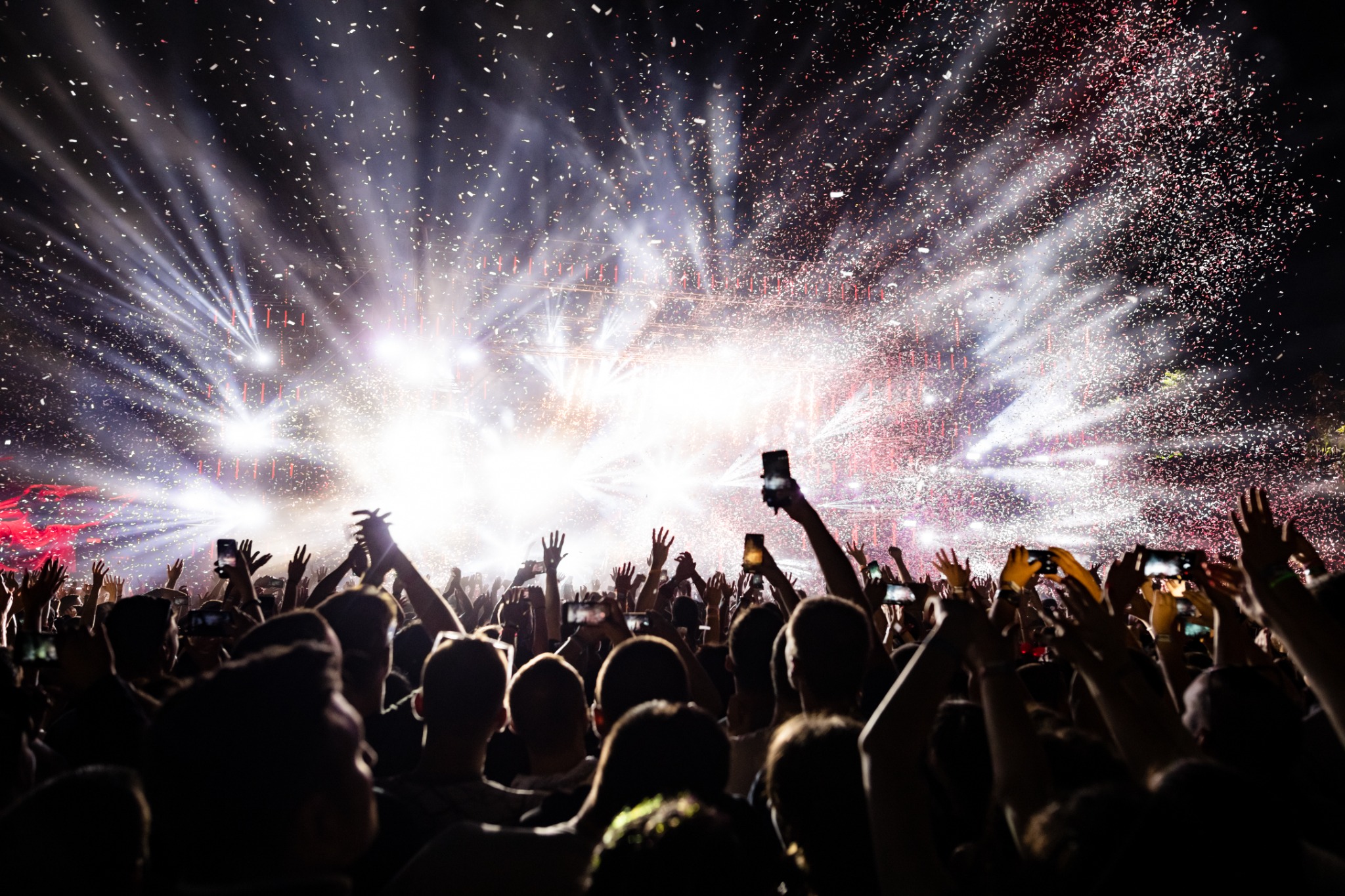 Live-Konzert mit Lichtshow und Publikum